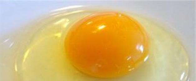 إذا طفت البيضة في الماء فهل يمكن أكلها؟  ماذا يعني إذا طفت البيضة في الماء البارد أو طفت أو غرقت؟بيضة طازجة في الماء المملح بسبب.