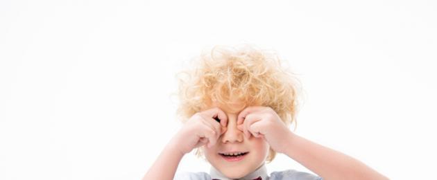 Un bambino di 1 anno socchiude gli occhi.  Perché un bambino spesso batte le palpebre e strizza gli occhi?  Cause di ammiccamento frequente nei bambini