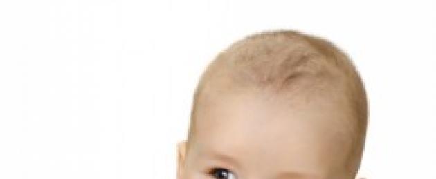 Un neonato tiene la testa da un lato.  Tono o torcicollo muscolare congenito (CVT)?  Massaggio per torcicollo
