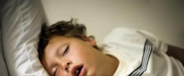 Ребенок храпит когда спит на спине. Почему ребенок во сне храпит — лечение