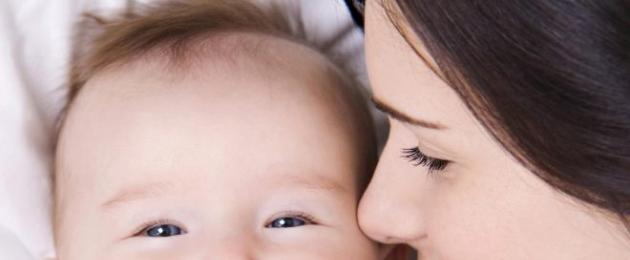 Brufoli densi sul viso di un bambino.  Le principali cause di acne nei neonati