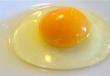 ماذا يعني إذا طفت البيضة في الماء البارد أو طفت أو غرقت؟بيضة طازجة في الماء المملح بسبب