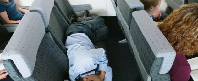 Удобные позы для сна в самолете. Как спать в самолете: советы