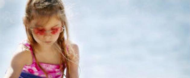 مراجعة النظارات الشمسية للأطفال.  يجب تعليم الطفل استخدام النظارات