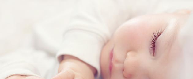 كم من الوقت يجب أن يبقى المولود مستيقظا في شهر واحد؟  الروتين اليومي لحديثي الولادة: النهج الفردي