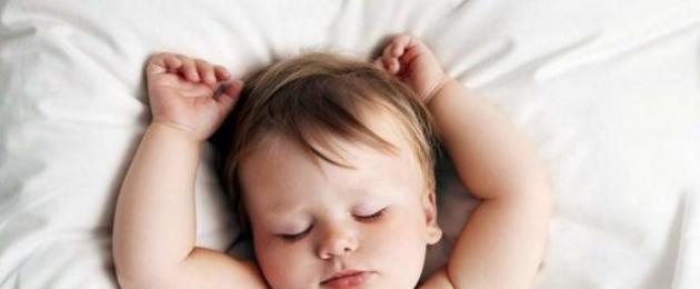 Малыш вздрагивает во сне и просыпается. Почему новорожденный дергается во сне