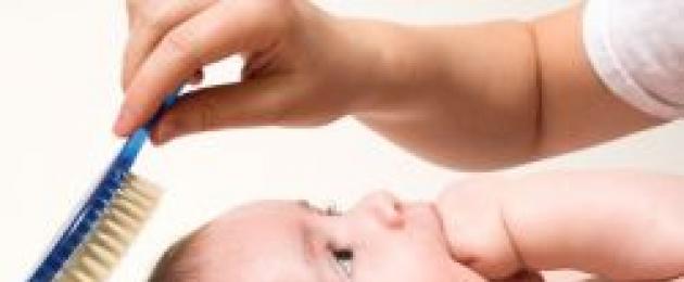 Croste di latte sulla testa di un bambino.  Dermatite seborroica: rimuovere la crosta sulla testa del bambino.